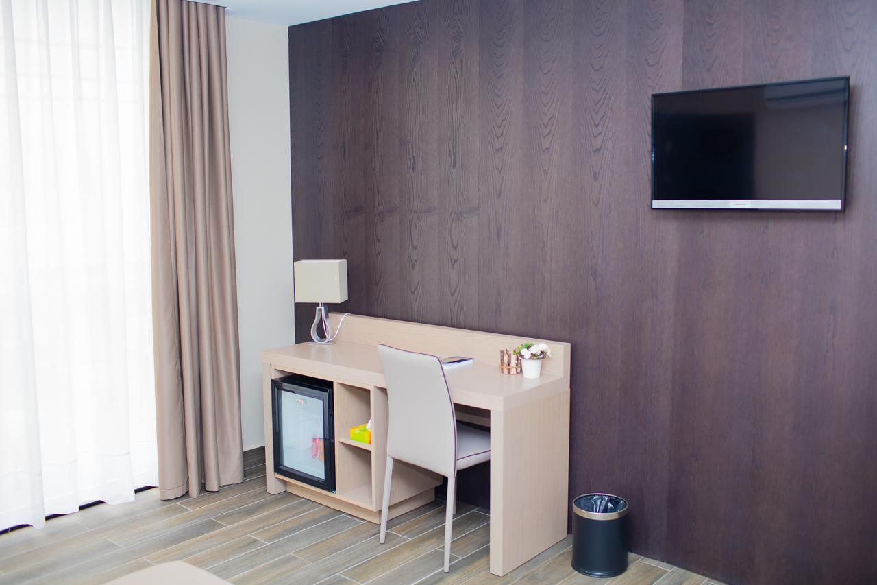 Fly Hotel Libreville Exterior foto